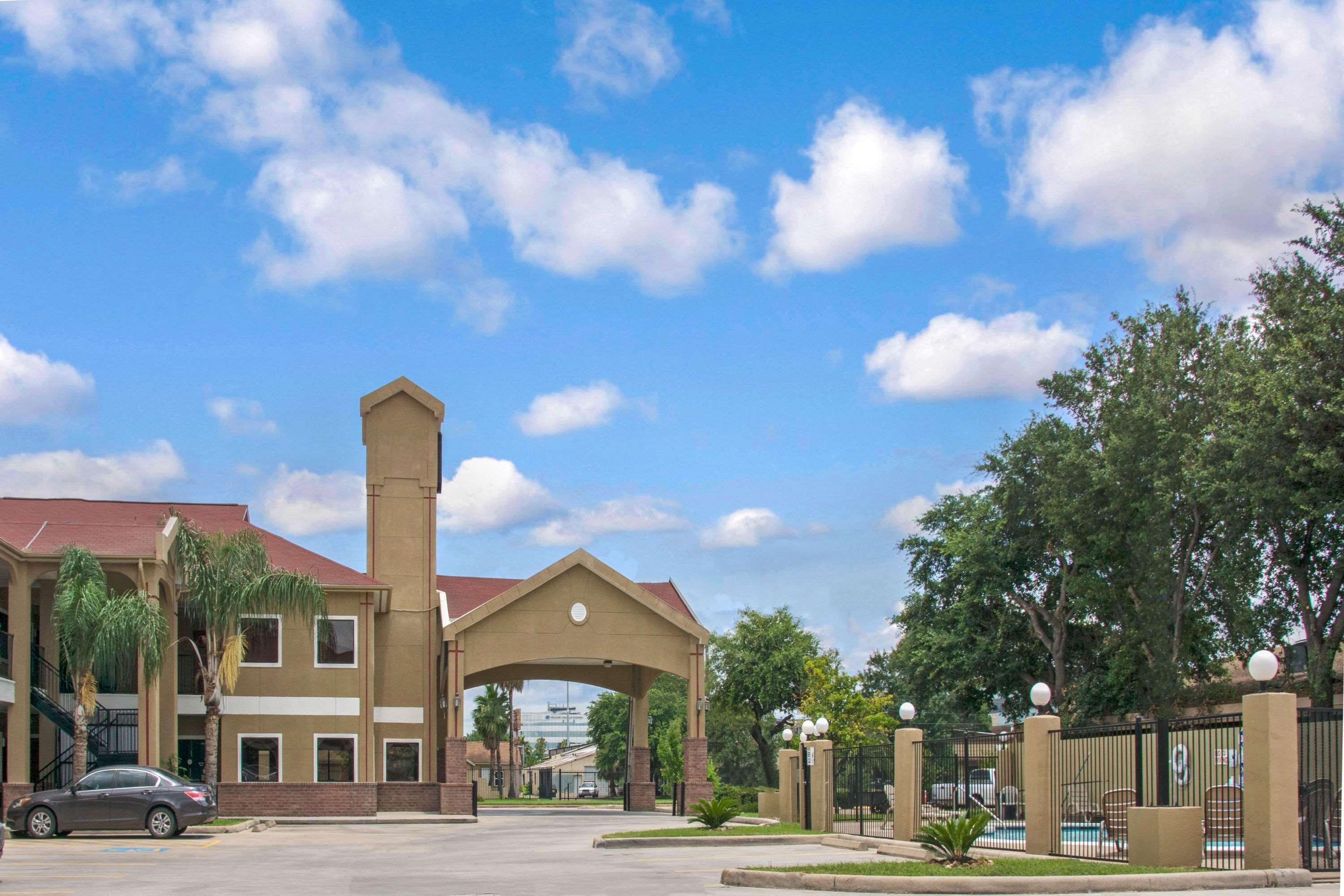 Super 8 By Wyndham Houston/Brookhollow Nw Buitenkant foto