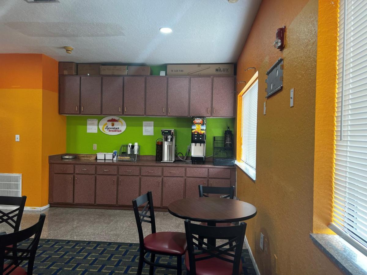 Super 8 By Wyndham Houston/Brookhollow Nw Buitenkant foto